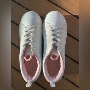 Brand New Carter’s Girls White Sneakers with Rainbow Detail – Size 1